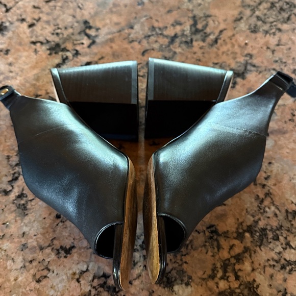 Vince Camuto VP Salaweigh Black Leather Slingback block Heels size 10 - Picture 8 of 10